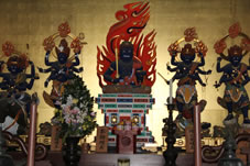 「護摩堂」不動明王五大尊を祠っています。