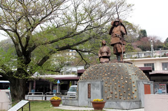 「JR湯河原駅」前に、土肥実平夫妻の銅像