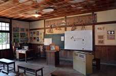 木造平屋建瓦葺の教室と教員住宅。