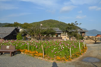 瀬戸内海を見渡す海岸沿い約1万平方mの敷地に大正・昭和初期の映画村が出現。