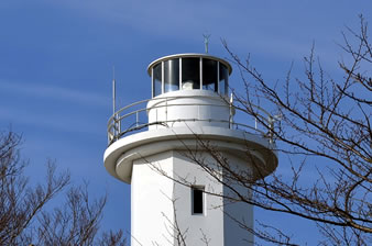 赤穂御埼灯台（赤穂御埼灯台は御崎温泉の高台にあり、建設は昭和38年3月の無人灯台です。）