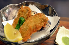 牡蠣フライは、青唐に抹茶塩。