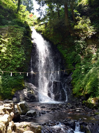 落差12mの荘厳な水の糸を引く一乗滝。