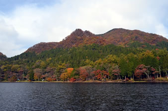 紅葉に彩られる湖岸