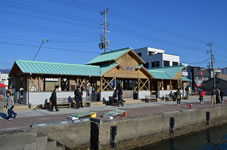 「海乃湯」は、勝浦漁港すぐそばにある足湯と手湯。