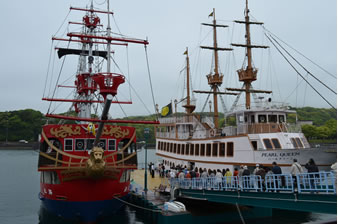 赤い船は、海賊船「海王」