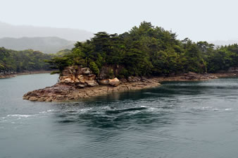 佐世保市から平戸に至る海域に大小208の島々が広がる。