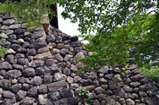 天守台石垣も修復されているが、加工していない自然石を積んでいく「野面積み」