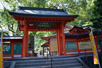 熊野那智大社は青岸渡寺と隣り合わせにあります。