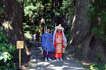 大門坂茶屋で平安衣装体験の観光客。