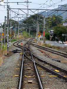 JR姨捨駅に 停車しない特急等はスイッチバックは行わずに手前の長野側と奥方向の松本側の間の本線を直接通過する。
