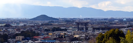 「大美和の社展望台」大神神社の境内から望む大和三山の眺めは絶景です。