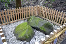 参道の左手にあるのが「夫婦岩」。二つの岩が仲良く寄り添っている姿から夫婦岩と呼ばれ、良縁や夫婦和合を願う人々から信仰を集めています。