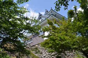 「越前大野城」は、天正3年(1575)に金森長近により標高249mの亀山に築城された。
