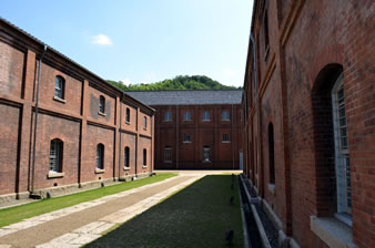 明治33年から大正10年頃までに建てられた多くの赤れんが倉庫。