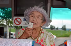 紫竹ガーデン遊華代表（紫竹昭葉さん）が、観光バス内に異例の見送り。