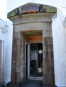灯台入口（左は、資料展示室）