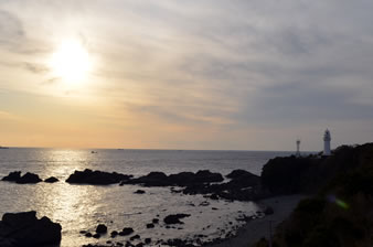 夕陽が沈む潮岬灯台