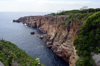三段壁は高さ50m、断崖絶壁が約2kmも続く
