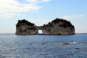 白浜のシンボルとして親しまれている円月島。