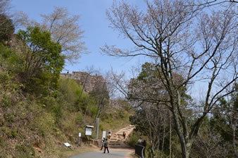竹田城入口付近の石碑