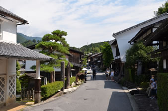 脇本陣奥谷・歴史資料館は、島崎藤村の初恋の人「おゆふ」さんの嫁ぎ先でもあり、旧家の堂々たる造りを見ることが できます（重要文化財）。 