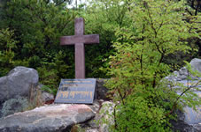 「キリシタン殉教碑」地獄を見下ろす丘にはキリシタン迫害の歴史を物語る十字架が建てられている。