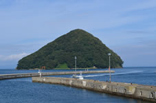 「湯の島」は浅虫観光港から西北800mの沖合いにあります。