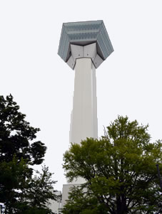 2006年4月に高さ107ｍの新タワーがオープン。90ｍの展望台からは特別史跡五稜郭跡と函館市街地が一望できます。