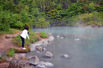 地獄沼は青森県酸ヶ湯温泉から徒歩10分ほどの場所にある。