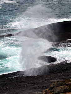 大きな波が打ち寄せると、波の圧力で海水が吹き出します。吹き上げる潮の高さは、風が強い時には30mにも達します。