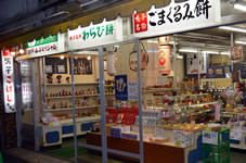 お店には、全国的に有名な鳴子の伝統こけし。