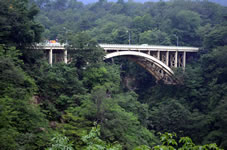 大深沢橋は、1961年(昭和36年)に完成した国道47号線に架かる橋です。鳴子峡レストハウスからの眺め。