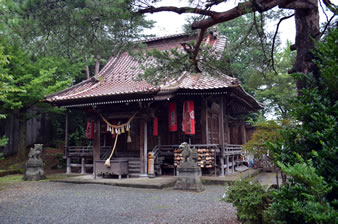 鳴子温泉神社（温泉神社は鳴子温泉の中心にある神社。滝の湯までは、参道の石段を下る。）