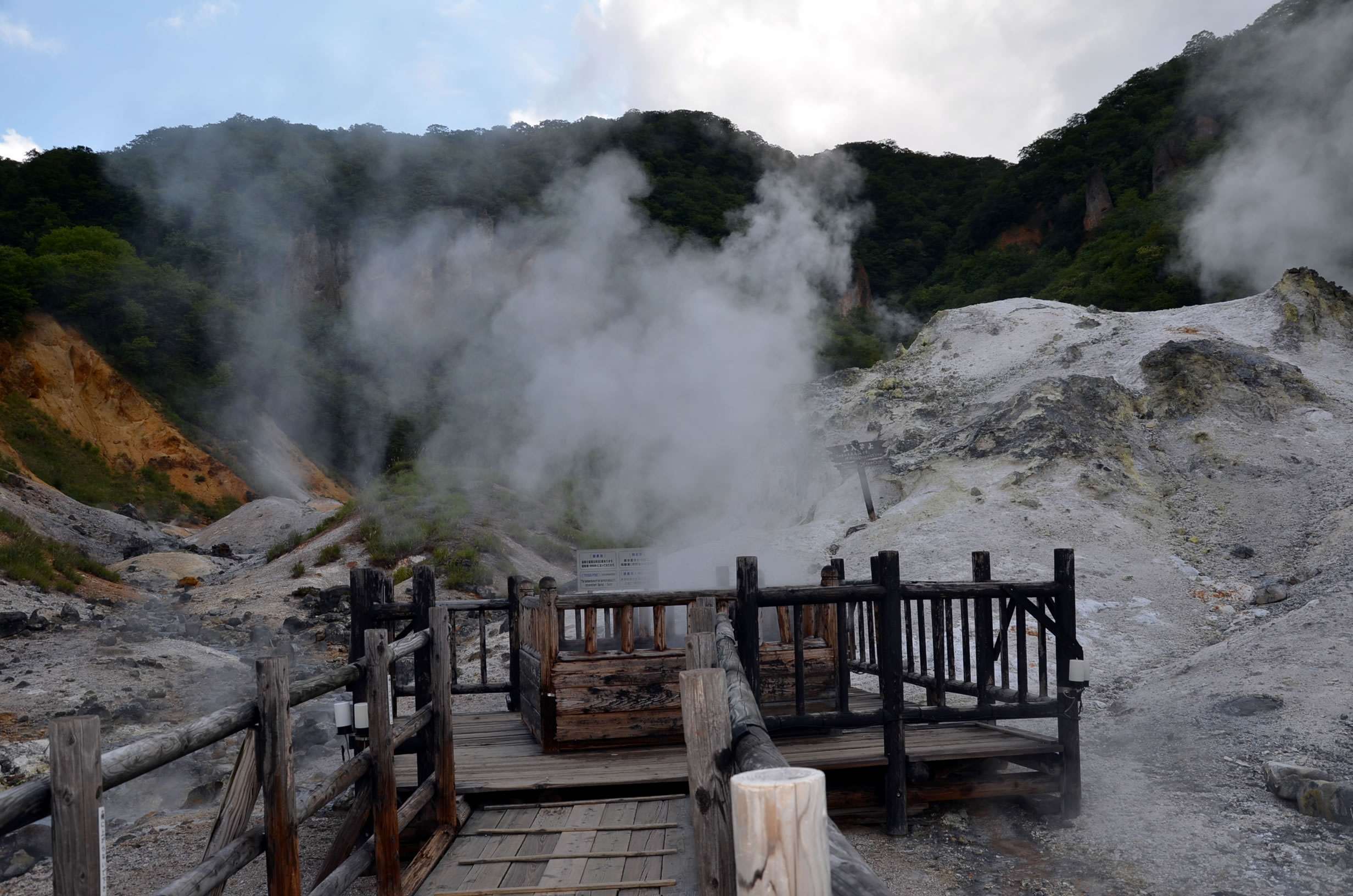 「鉄泉池」登別温泉地獄谷の中央に位置する間欠泉｡湯煙をあげて煮えたぎる様子を間近で見ることができます｡