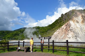 「日和山･大湯沼」日和山が噴火したときの爆裂火口跡で、周囲約1kmのひょうたん型の沼です。