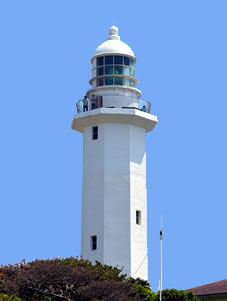 白亜の八角形をした野島埼灯台。