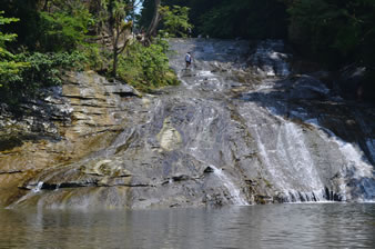 高滝は養老川上流の大多喜町粟又にあり、地名から通称「粟又の滝」