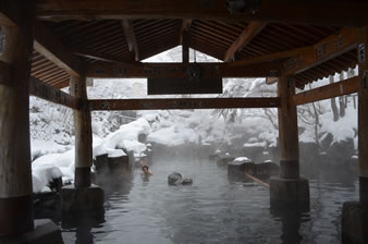 宝川温泉で一番有名な露天風呂「摩訶の湯」