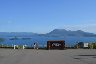 洞爺湖の大パノラマが広がる絶景のポイント。洞爺湖をはじめ、中島、有珠山、昭和新山等を一望できます。