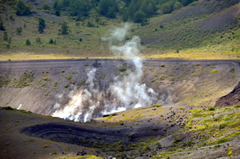火口原展望台からは、1977年有珠山噴火でできた過去最大級の銀沼火口が展望できます。（火口から水蒸気が上がっています。）