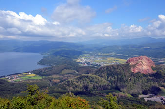 ロープウェイ有珠山山頂駅付近には2つの展望台があり、洞爺湖、昭和新山の眺めは最高です。