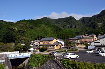 三方山に囲まれた大川内山は、別名「秘窯の里」として親しまれています。