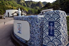 鍋島藩窯橋欄干の陶板に描かれた鳳凰と青海波の染付絵。