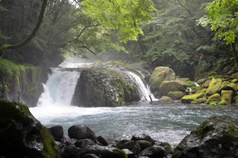  菊池渓谷で一番有名な黎明の滝（れいめいのたき）