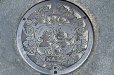 マンホールの蓋は、那須温泉郷の一つ那須湯元温泉に入浴中の美女を町の花リンドウで囲んだデザイン。