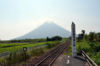 目の前には「薩摩富士」と称される開聞岳がそびえています。