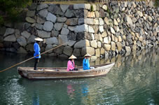 船の周りを真鯛が 泳ぐ内堀遊覧和船玉藻丸の「城舟体験」が人気です。