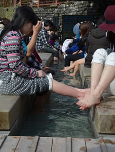 春来川のほとり、荒湯観光センターやなごみカフェ・夢やの近くにあり、無料で足湯が楽しめます。