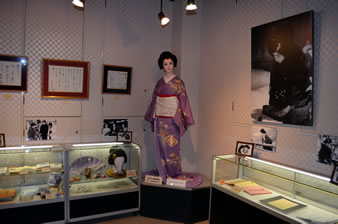 夢千代日記に使用した道具や湯村温泉の時代背景を彩る、さまざまな資料展示。
